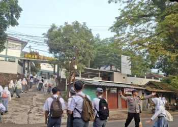 Siswa Siswi SMPN 1 dan SMAN 10 Mulai Masuk Sekolah, Polsek Leuwigoong Siaga Pagi, Pastikan Arus Lalu Lintas Lancar dan Aman di Jam Rawan