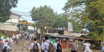 Siswa Siswi SMPN 1 dan SMAN 10 Mulai Masuk Sekolah, Polsek Leuwigoong Siaga Pagi, Pastikan Arus Lalu Lintas Lancar dan Aman di Jam Rawan