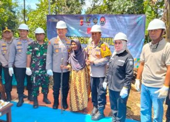 Dari Puing ke Harapan: Tangis Ibu Ahmi Iringi Renovasi Rumah oleh Polres Subang