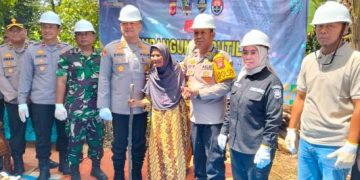 Dari Puing ke Harapan: Tangis Ibu Ahmi Iringi Renovasi Rumah oleh Polres Subang