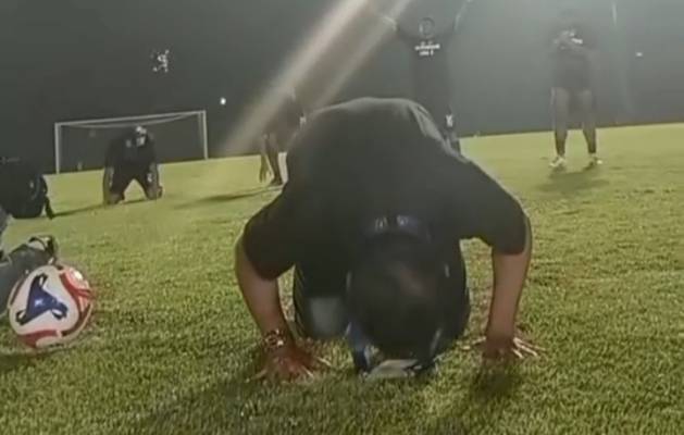 CEO PSGC Ciamis melakukan sujud syukur bersama jajaran official 