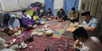 Penuh Haru, Bupati Herdiat Buka Puasa di Rumah Warga dan Serahkan Bantuan Rutilahu di Cisaga