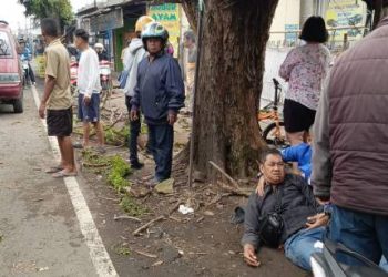 Pohon Lapuk Patah Timpa Seorang Pengendara Speda Motor di Jalan Raya Katapang-Soreang