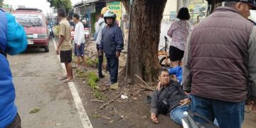 Pohon Lapuk Patah Timpa Seorang Pengendara Speda Motor di Jalan Raya Katapang-Soreang