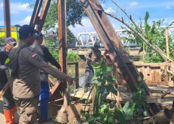 Tim Gabungan Bongkar Bangunan Liar di Sempadan Citarum Dayeuhkolot