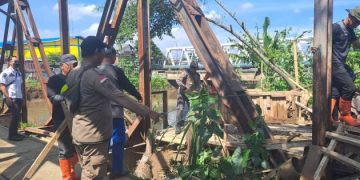 Tim Gabungan Bongkar Bangunan Liar di Sempadan Citarum Dayeuhkolot