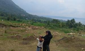 Dua Anak Perempuan  Desa Payindangan Meratapi rumahnya hilang terbawa longsor Belum Dapat bantuan Rumah