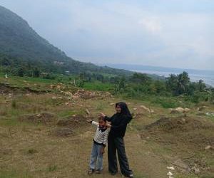 Dua Anak Perempuan Desa Payindangan Meratapi rumahnya hilang terbawa longsor Belum Dapat bantuan Rumah