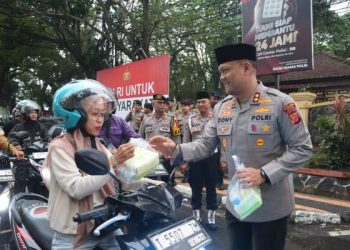 Di Tengah Senja Ramadan, Kapolres Subang Turun ke Jalan Bagikan 500 Takjil, Warga Terharu