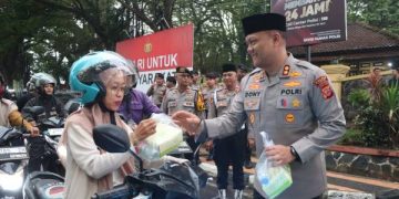 Di Tengah Senja Ramadan, Kapolres Subang Turun ke Jalan Bagikan 500 Takjil, Warga Terharu