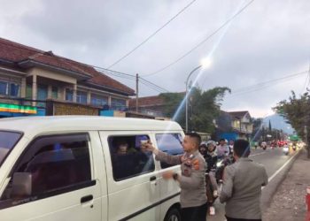 Polsek Kadungora Berbagi Takjil Untuk Masyarakat