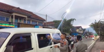 Polsek Kadungora Berbagi Takjil Untuk Masyarakat