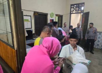 Polsek Cibatu Bagikan 100 Paket Sembako Untuk Dhuafa dan Anak Yatim