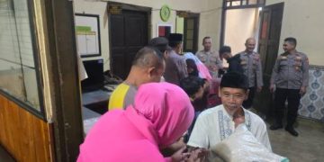 Polsek Cibatu Bagikan 100 Paket Sembako Untuk Dhuafa dan Anak Yatim