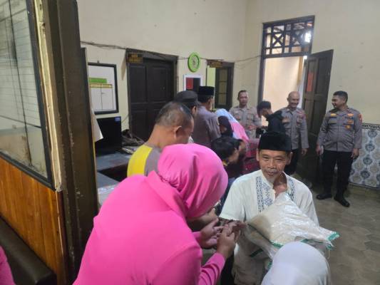 Polsek Cibatu Bagikan 100 Paket Sembako Untuk Dhuafa dan Anak Yatim