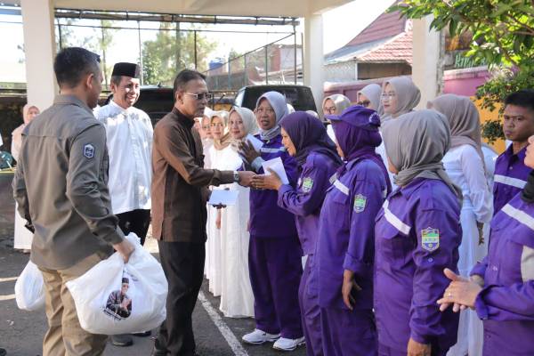 Foto: Bupati Herdiat saat memberikan bantuan sembako dan THR kepada pasukan ungu secara simbolis