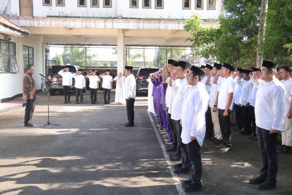Foto: Bupati Ciamis Herdiat Sunarya saat memimpin apel pagi di DPRKPLH