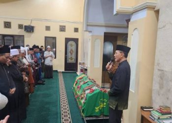 Foto: ist/ Bupati Ciamis Herdiat Sunarya saat bertakziah ke rumah duka ulama kharismatik KH Jamaluddin Rahman, pimpinan Pondok Pesantren Miftahul Huda Utsmaniyah di Cikole, Kecamatan Cihaurbeuti Sabtu malam (14/3/2026)
