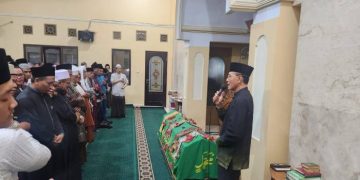 Foto: ist/ Bupati Ciamis Herdiat Sunarya saat bertakziah ke rumah duka ulama kharismatik KH Jamaluddin Rahman, pimpinan Pondok Pesantren Miftahul Huda Utsmaniyah di Cikole, Kecamatan Cihaurbeuti Sabtu malam (14/3/2026)