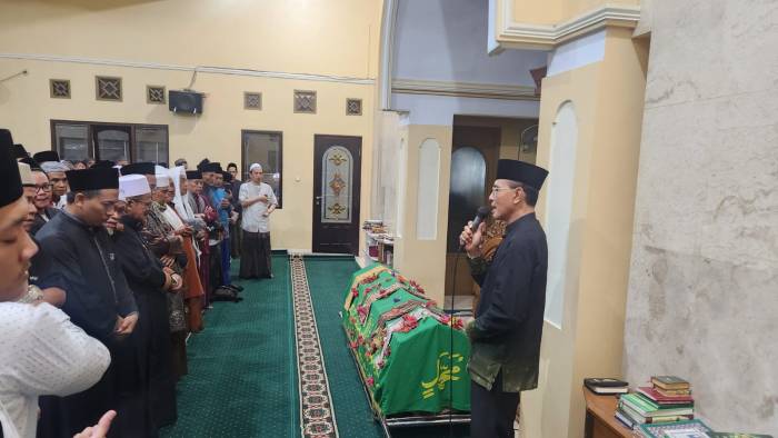Foto: ist/ Bupati Ciamis Herdiat Sunarya saat bertakziah ke rumah duka ulama kharismatik KH Jamaluddin Rahman, pimpinan Pondok Pesantren Miftahul Huda Utsmaniyah di Cikole, Kecamatan Cihaurbeuti Sabtu malam (14/3/2026)