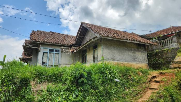 Kepedulian Bupati Ciamis, Rumah Guru Honorer dan Warga Tunanetra Diperbaiki Lewat Program Rutilahu