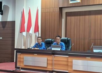 Foto : (sebelah kanan) Kabag Prokopim Setda Kabupaten Ciamis Achmad Yani saat memberikan sambutan di acara forum sinergitas pimpinan dan media. Selasa (17/03/2026)