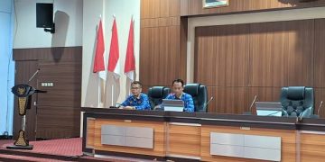 Foto : (sebelah kanan) Kabag Prokopim Setda Kabupaten Ciamis Achmad Yani saat memberikan sambutan di acara forum sinergitas pimpinan dan media. Selasa (17/03/2026)