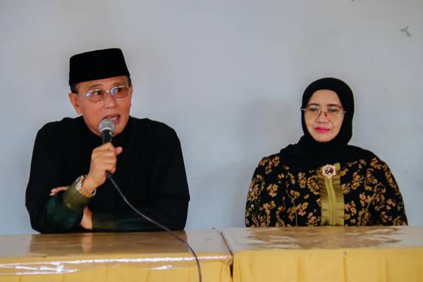 Foto : Bupati Herdiat dan istri Kania Ernawati Herdiat saat memberikan sambutan sebelum penyerahan bantuan di 3 Kelurahan di Ciamis. Selasa (17/03/2026)