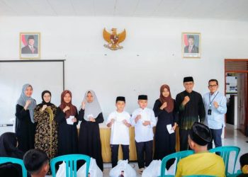 Foto: Bupati Herdiat dan istri Kania Ernawati Herdiat berfoto bersama penerima manfaat bantuan di salah satu kelurahan dari 3 kelurahan di Ciamis. Selasa (17/03/2026)