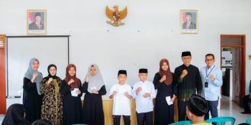 Foto: Pimpinan Bank BJB Ciamis Sonny (sebelah kanan ujung) turut mendampingi Bupati Herdiat dan istri Kania Ernawati Herdiat berfoto bersama penerima manfaat bantuan di salah satu kelurahan dari 3 kelurahan di Ciamis. Selasa (17/03/2026)