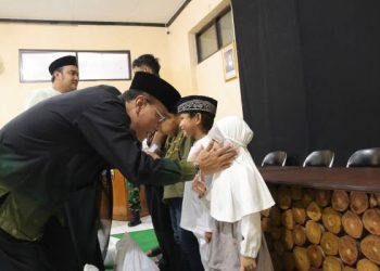 Foto : Bupati Ciamis Dr H Herdiat Sunarya saat memberikan santunan kepada salah seorang anak. Rabu (18/03/2026)