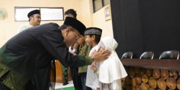 Foto : Bupati Ciamis Dr H Herdiat Sunarya saat memberikan santunan kepada salah seorang anak. Rabu (18/03/2026)