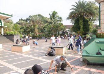 Budaya Bersih Jadi Identitas, Pegawai Setda Ciamis Gelar Jumsih di Masjid Agung
