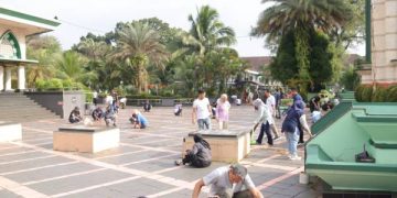 Budaya Bersih Jadi Identitas, Pegawai Setda Ciamis Gelar Jumsih di Masjid Agung