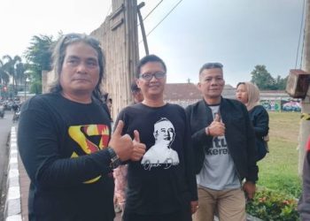 Relawan Bupati Aing Bagikan Takjil Kepada Para Pengendara jalan