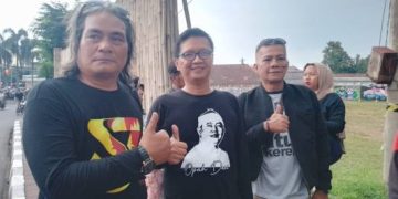 Relawan Bupati Aing Bagikan Takjil Kepada Para Pengendara jalan