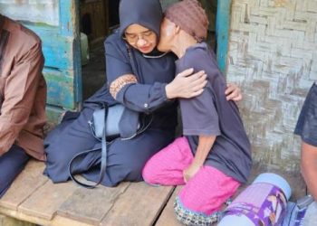 Rumah Nyaris Roboh, Nenek di Cikoneng Menangis di Pelukan Istri Bupati Saat Terima Bantuan Rutilahu
