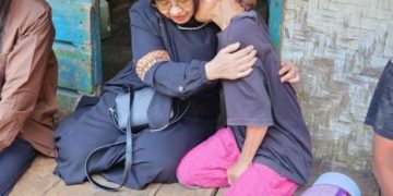 Rumah Nyaris Roboh, Nenek di Cikoneng Menangis di Pelukan Istri Bupati Saat Terima Bantuan Rutilahu