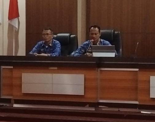 Foto : (sebelah kanan) Kabag Prokopim Setda Kabupaten Ciamis Achmad Yani saat memberikan sambutan di acara forum sinergitas pimpinan dan media. Selasa (17/03/2026)