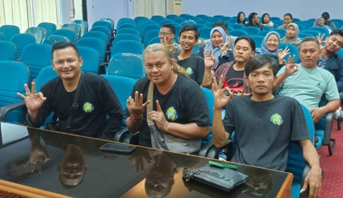 Foto: (sebelah kiri ) ketua IWO Ciamis Heru Pramono beserta KSB dan anggota di forum sinergitas pimpinan dan media. Selasa (17/03/2026)