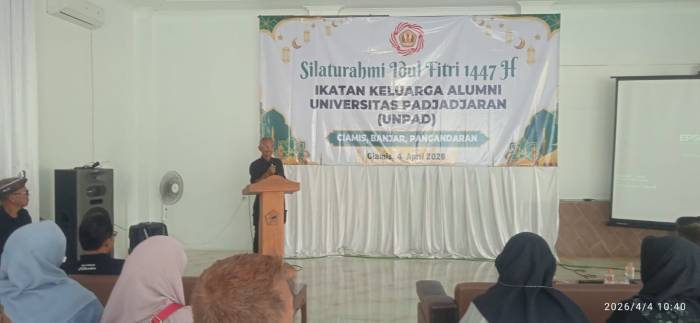 Foto: Ketua Ika UNPAD CIBANDAR Drs. H.M. Soekiman saat memberikan sambutan di kegiatan Silaturahmi. Sabtu (04/04/2026)