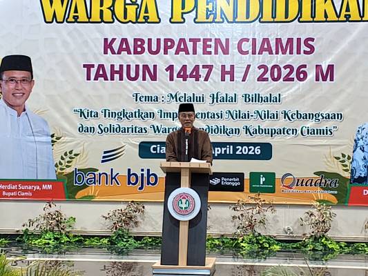 Foto : Bupati Ciamis Dr. H Herdiat Sunarya memberikan sambutan dalam acara Halal Bihalal Pendidikan Ciamis.