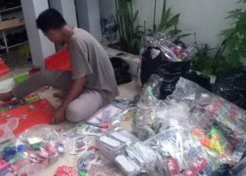 Nekat Jualan Mainan  Murah, Mirza Buktikan Usaha Kecil Bisa Jadi Jalan Keluar dari Pengangguran