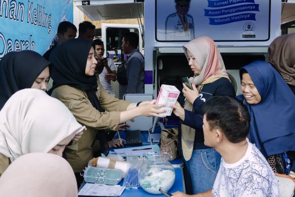 Foto : Kegiatan pembayaran dna pembagian marchendise