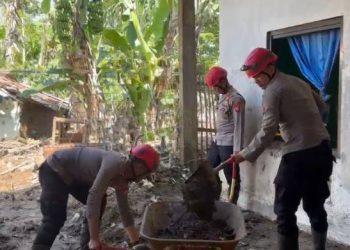 Sat Samapta Polres Garut Bersihkan Material Bekas Banjir di Wilayah Desa Suci Karangpawitan