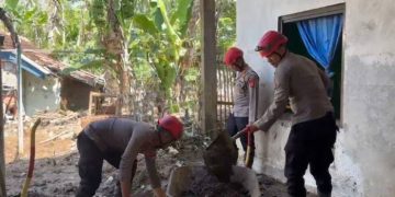 Sat Samapta Polres Garut Bersihkan Material Bekas Banjir di Wilayah Desa Suci Karangpawitan