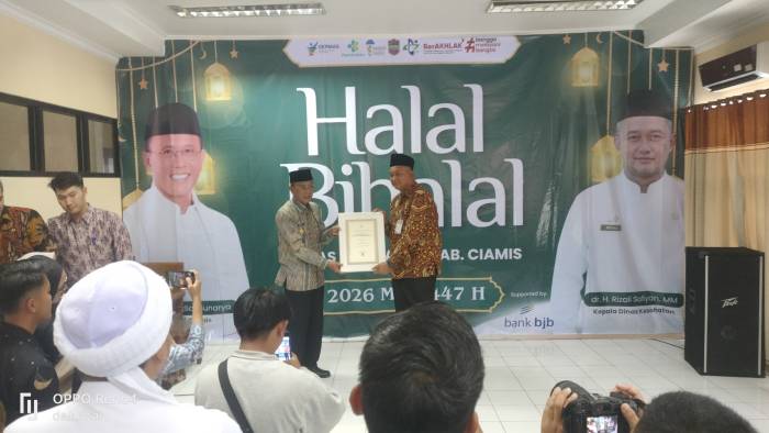 Foto : Serah terima penghargaan 