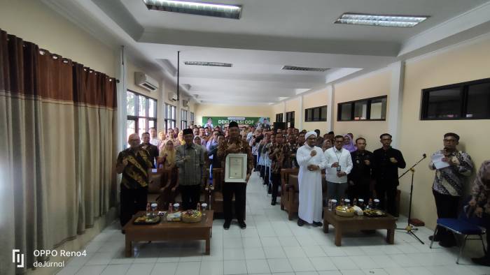 Foto : Bupati Herdiat foto bersama dalam kegiatan halal bihalal Dinkes. Kamis (16/04/2026)