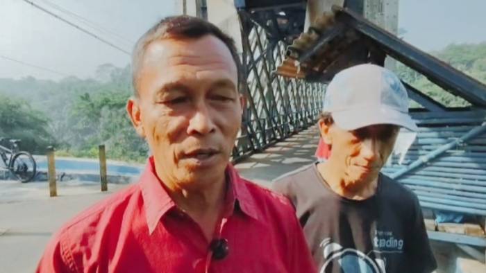 Foto : kepala desa Pawindna Ahmad Kartoyo dan seorang penjaga jembatan Cirahong Haris saat di wawancara terkait pungli. Sabtu (04/04/2026)