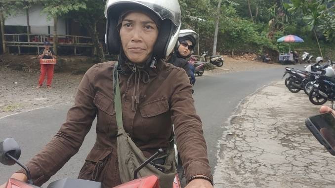 Foto : Salah satu pedagang Ciamis asal Manonjaya, Ceu Edoh mengaku penjaga jembatan Cirahong sangat membantunya saat melintas. Sabtu (04/04/2026)